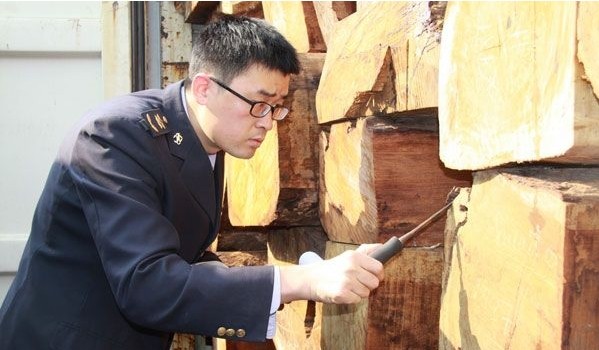 图为该服务处工作人员对货物进行现场检验检疫。